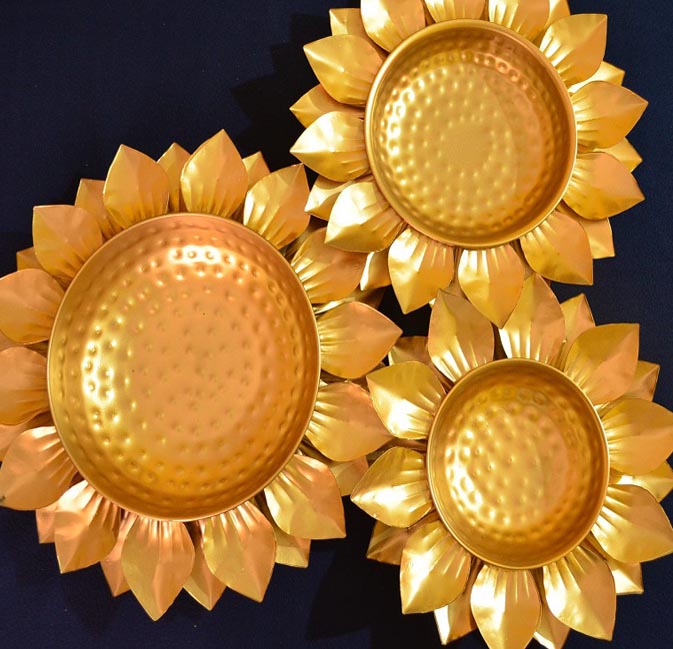 ELEGANTE LOTUS SHAPE METAL URLI ( SET OF 3 PIECES)